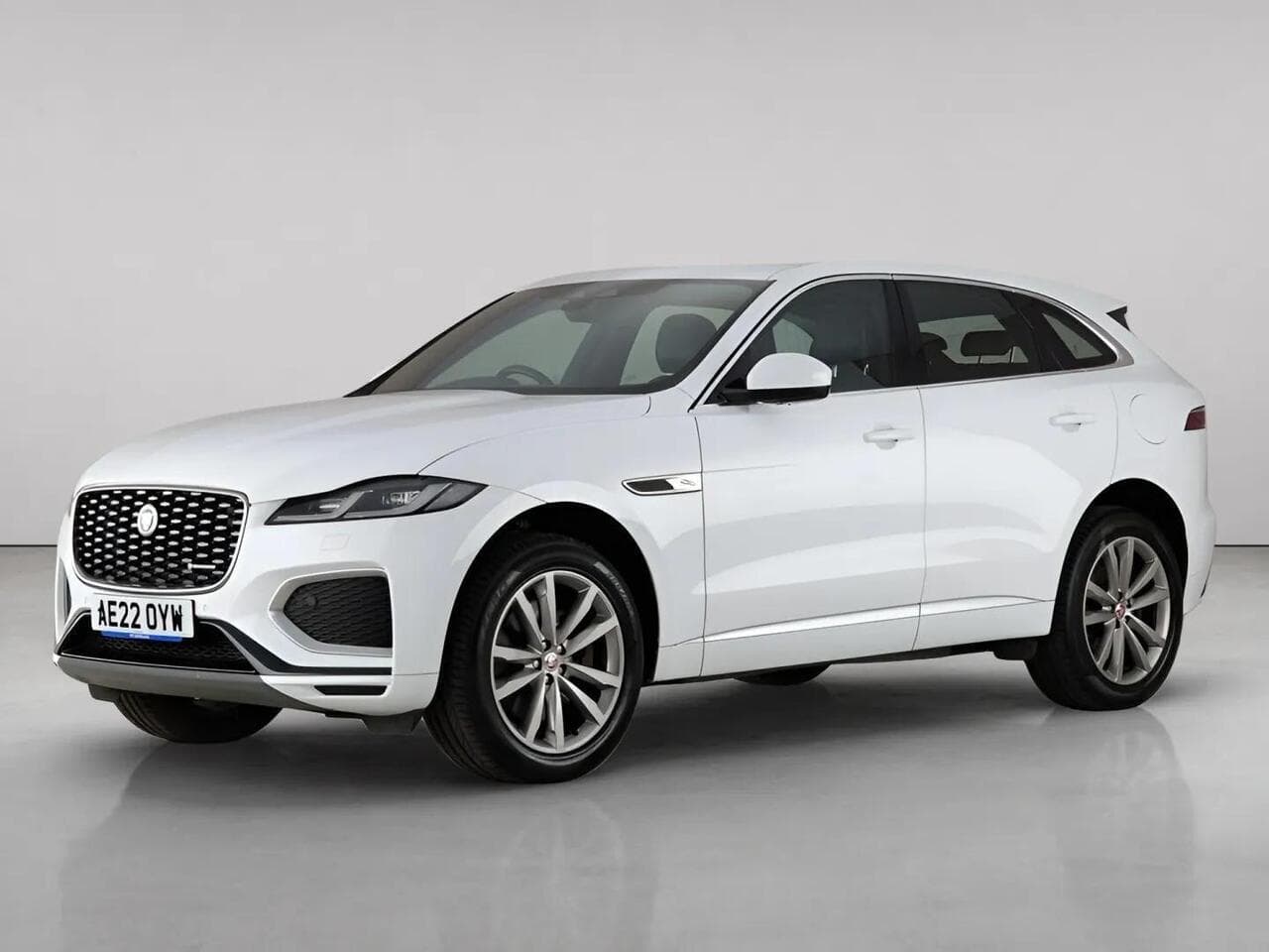 Jaguar F-PACE thumbnail Front Left