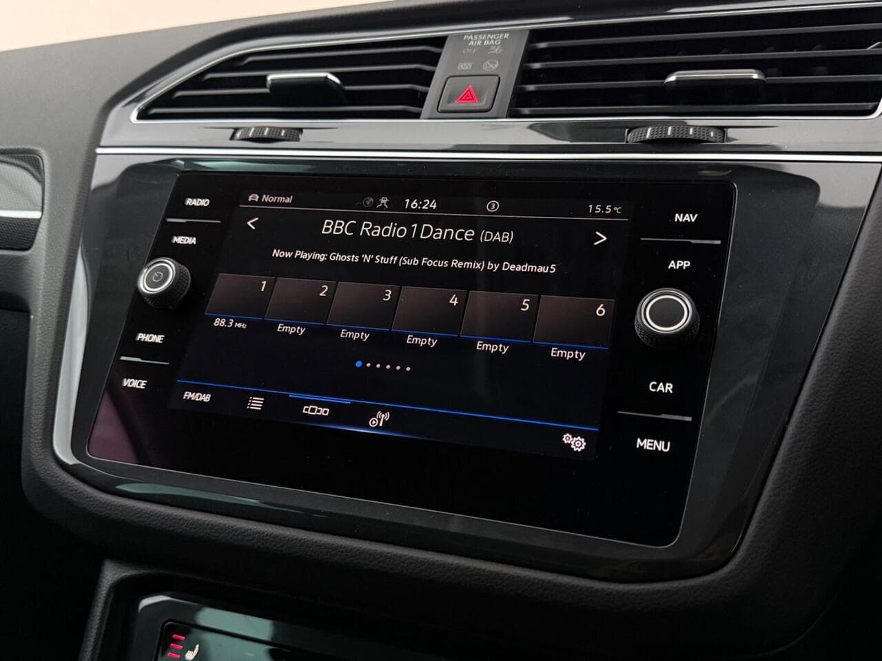 Volkswagen Tiguan thumbnail Infotainment System