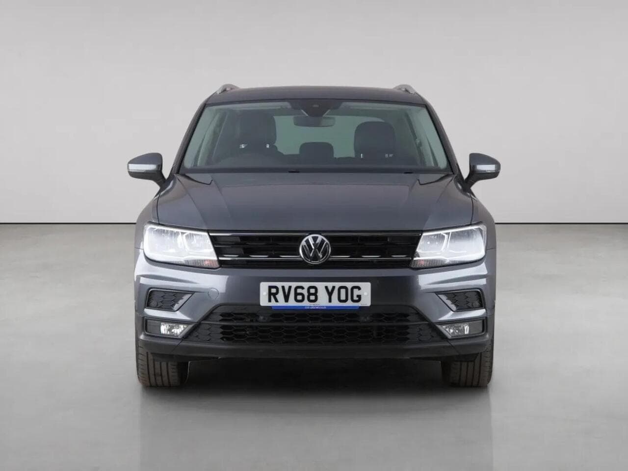 Volkswagen Tiguan thumbnail Front