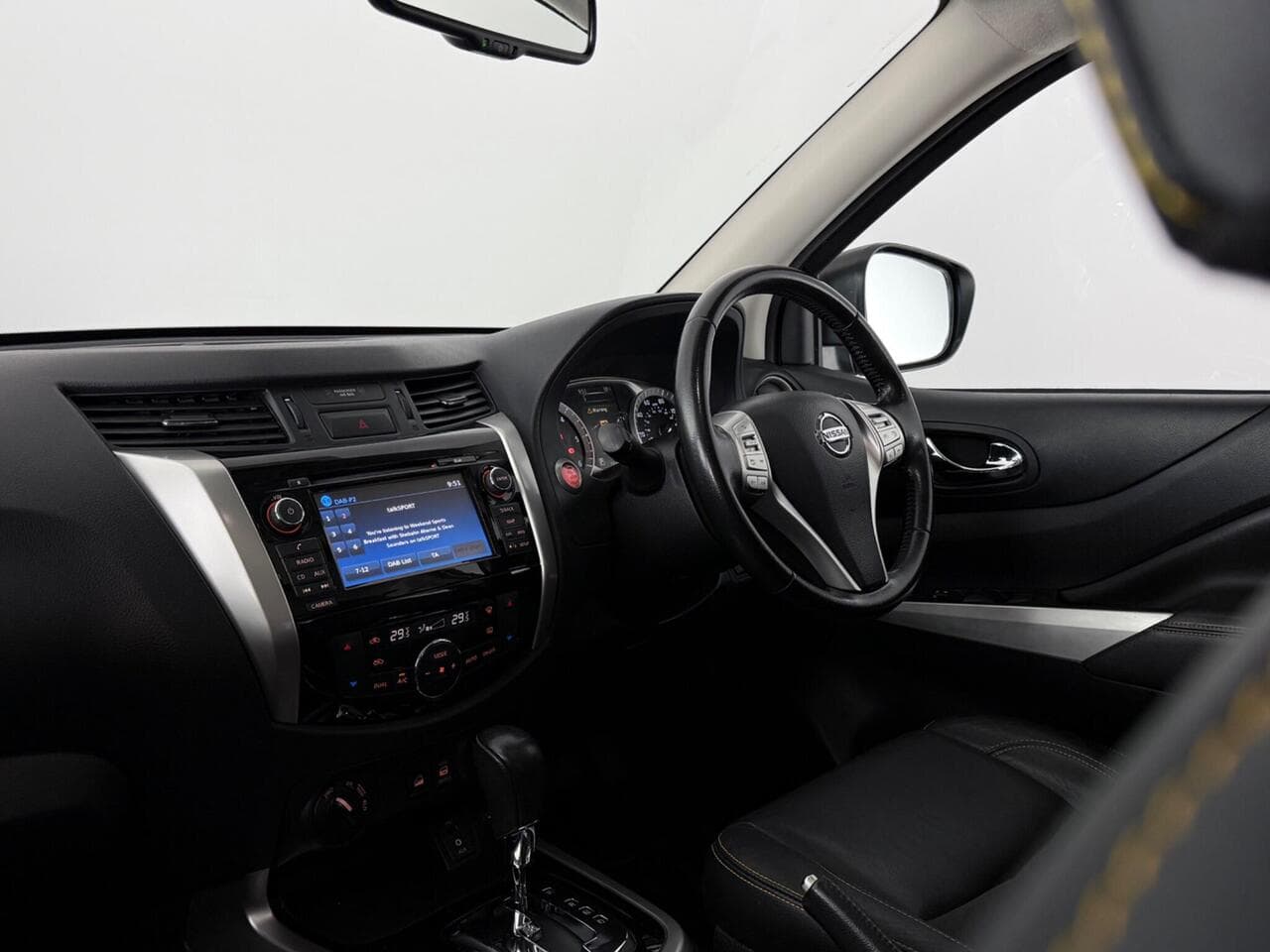 Nissan Navara thumbnail Interior Front