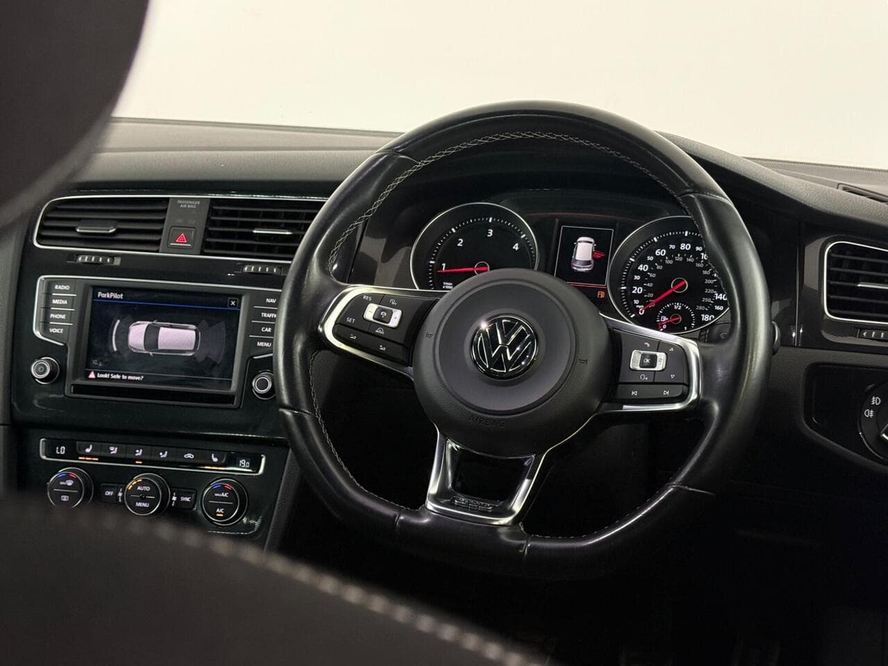 Volkswagen Golf thumbnail Steering Wheel