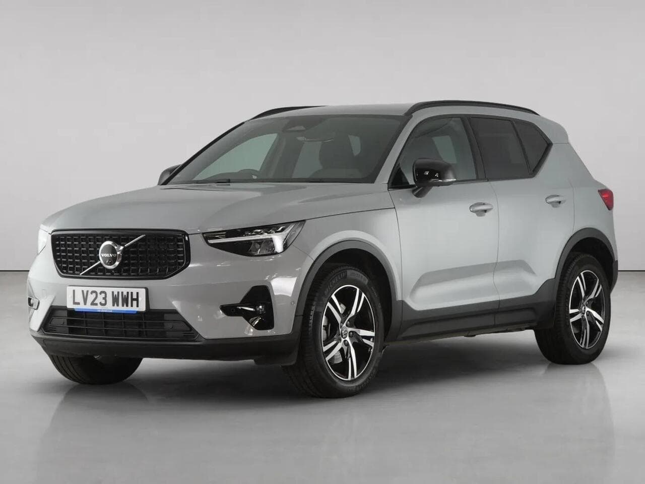 Volvo XC40 thumbnail Front Left