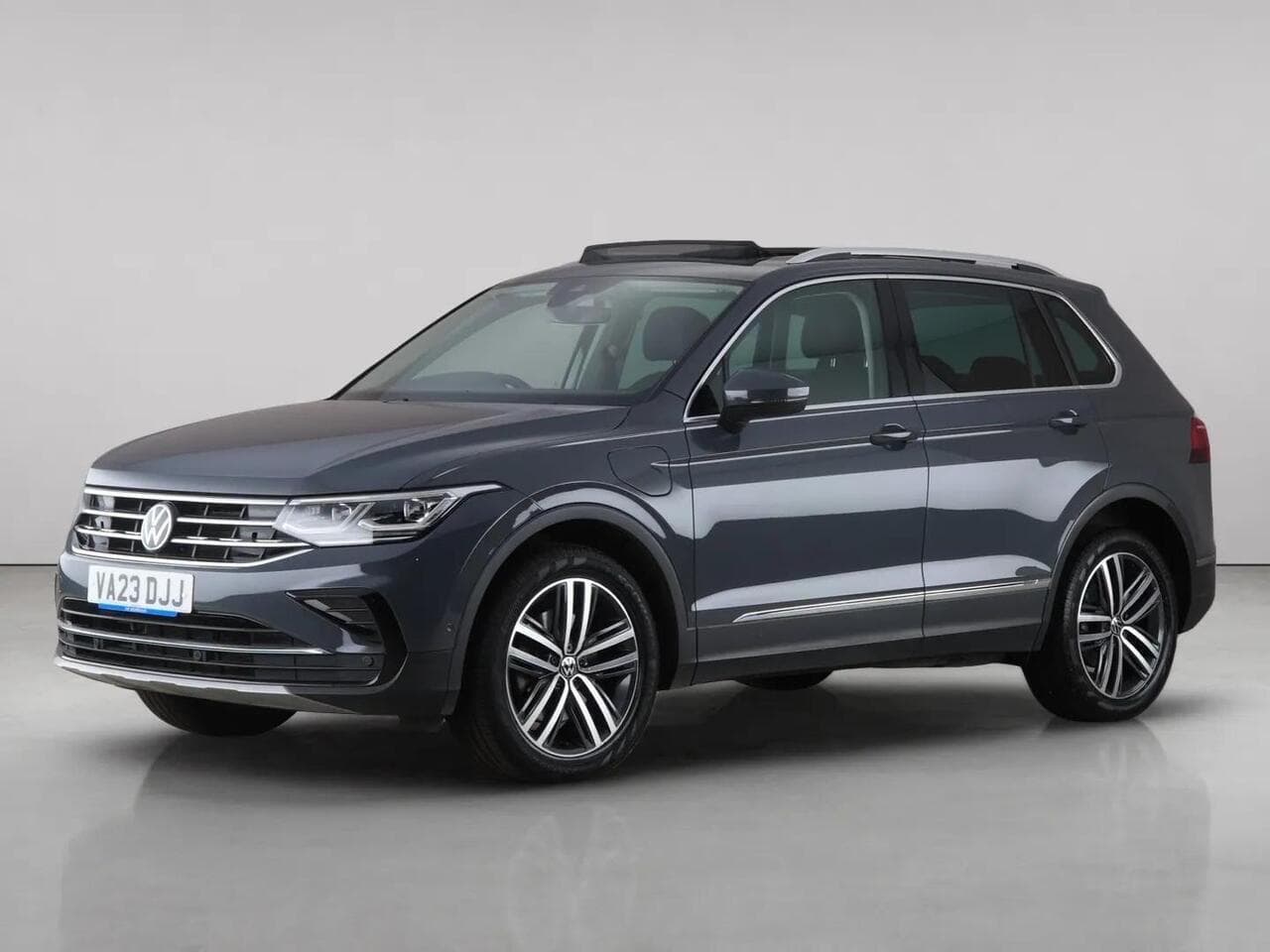 Volkswagen Tiguan thumbnail Front Left