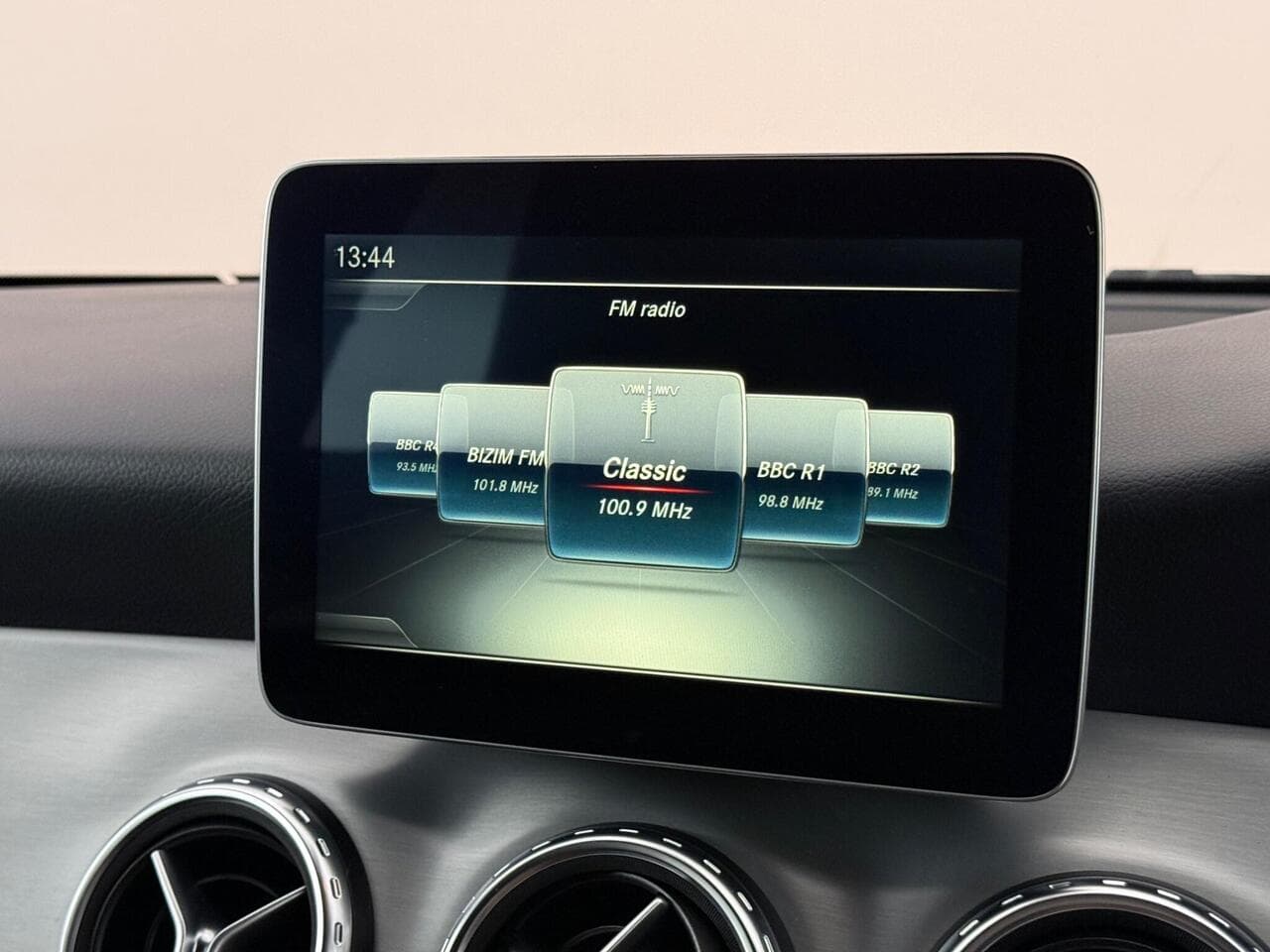 Mercedes-Benz GLA thumbnail Infotainment System