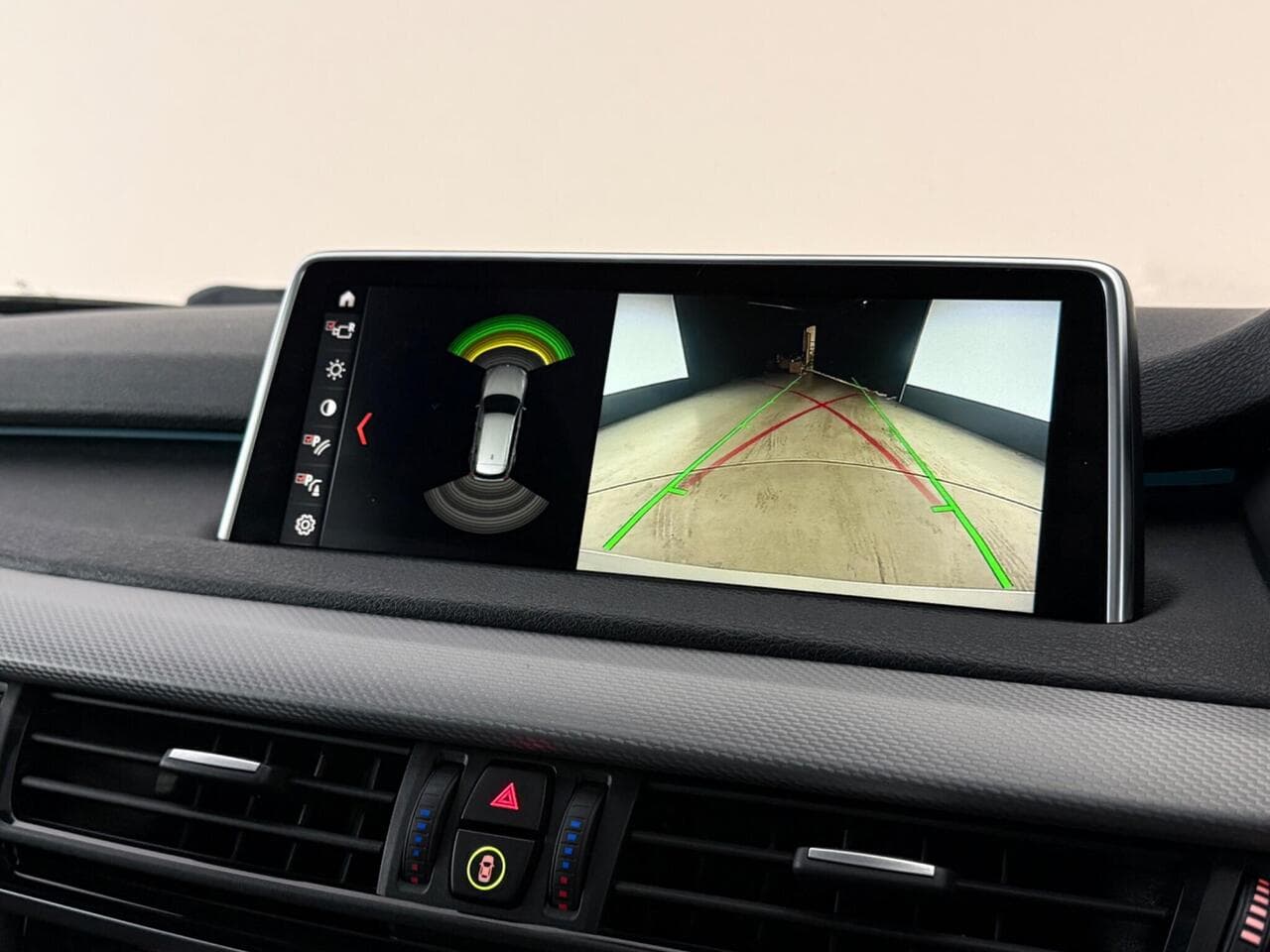 BMW X5 thumbnail Infotainment System