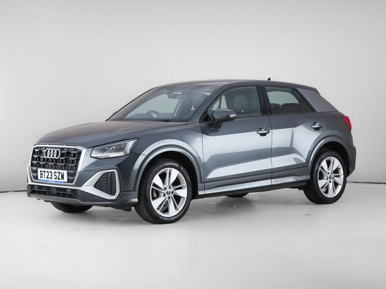 Audi Q2 thumbnail Front Left