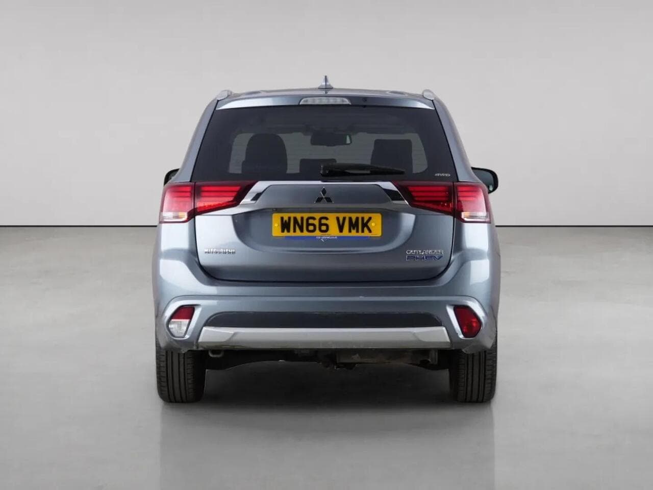 Mitsubishi Outlander thumbnail Rear