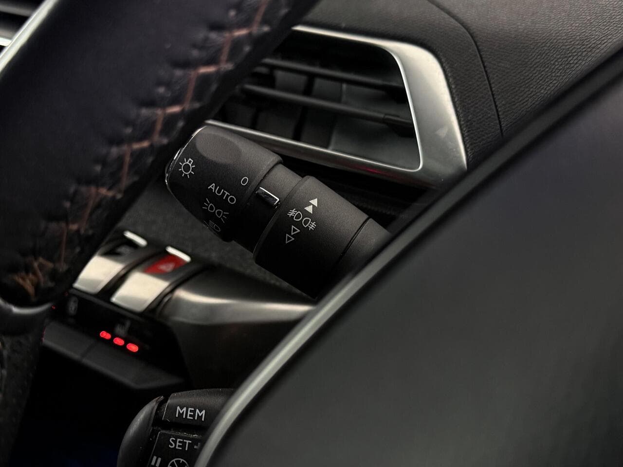 Peugeot 3008 thumbnail Misc Controls