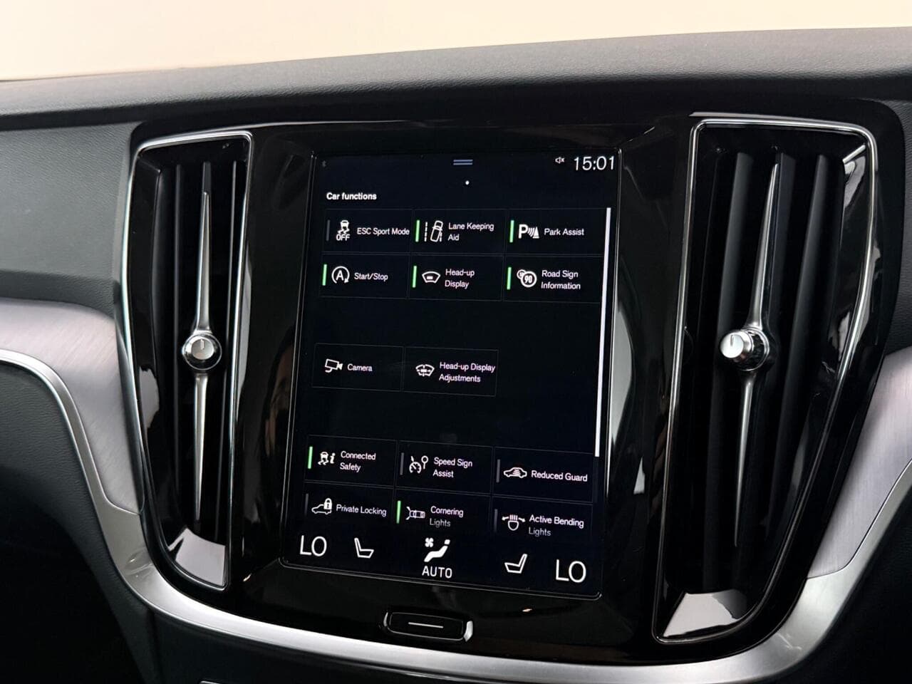 Volvo V60 thumbnail Infotainment System