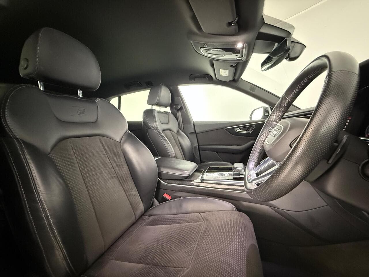 Audi Q8 thumbnail Seat Driver