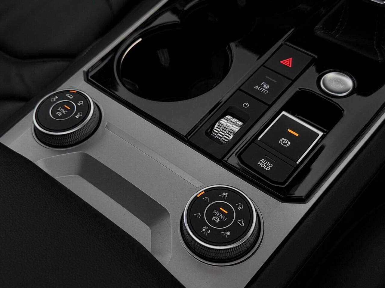 Volkswagen Touareg thumbnail Interior Front
