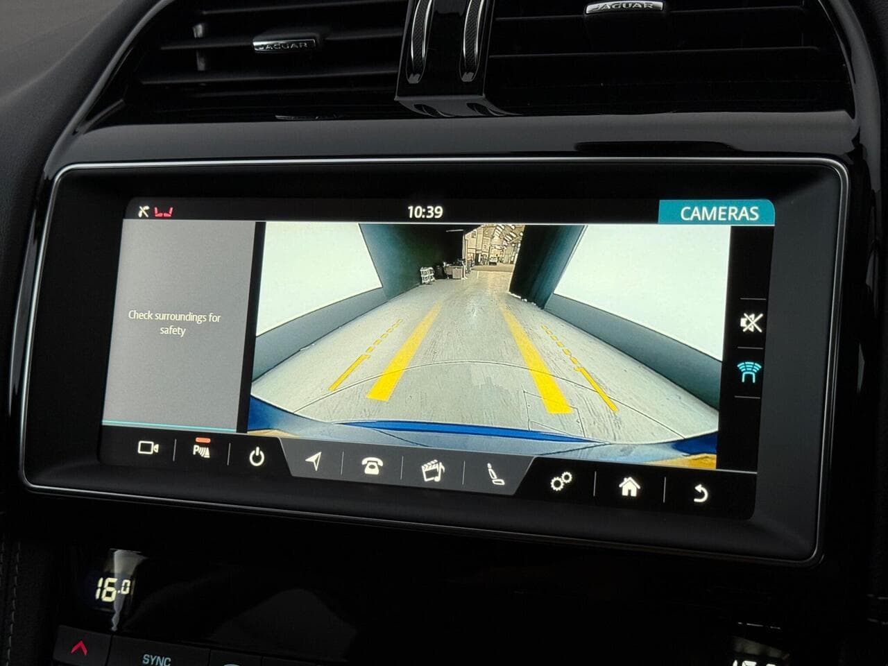 Jaguar F-PACE thumbnail Infotainment System