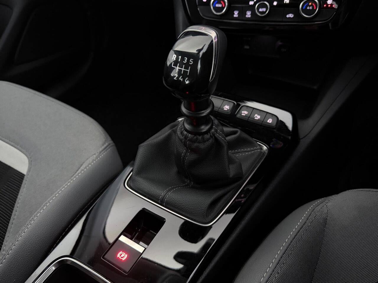 Vauxhall Mokka thumbnail Interior Front