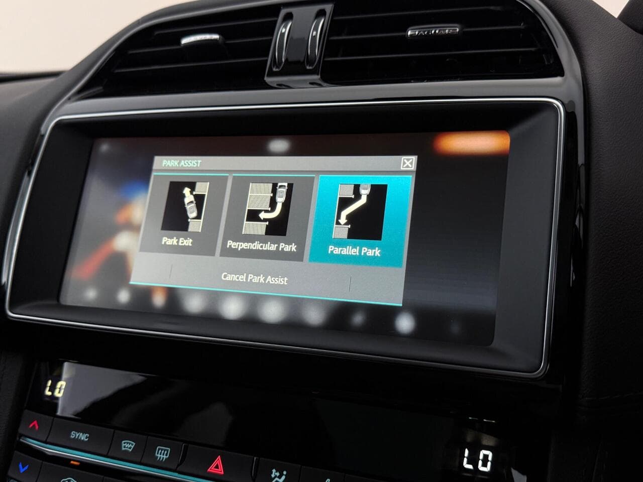 Jaguar F-PACE thumbnail Infotainment System