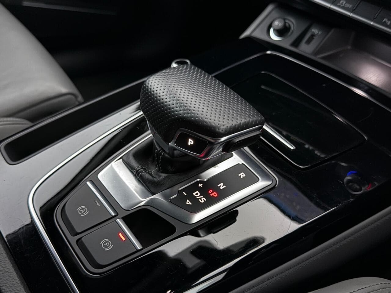 Audi Q5 thumbnail Interior Front