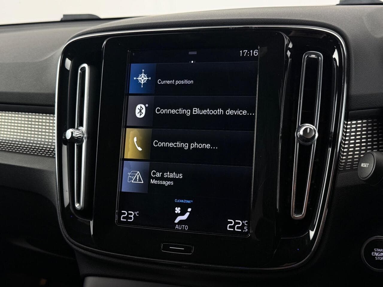 Volvo XC40 thumbnail Infotainment System