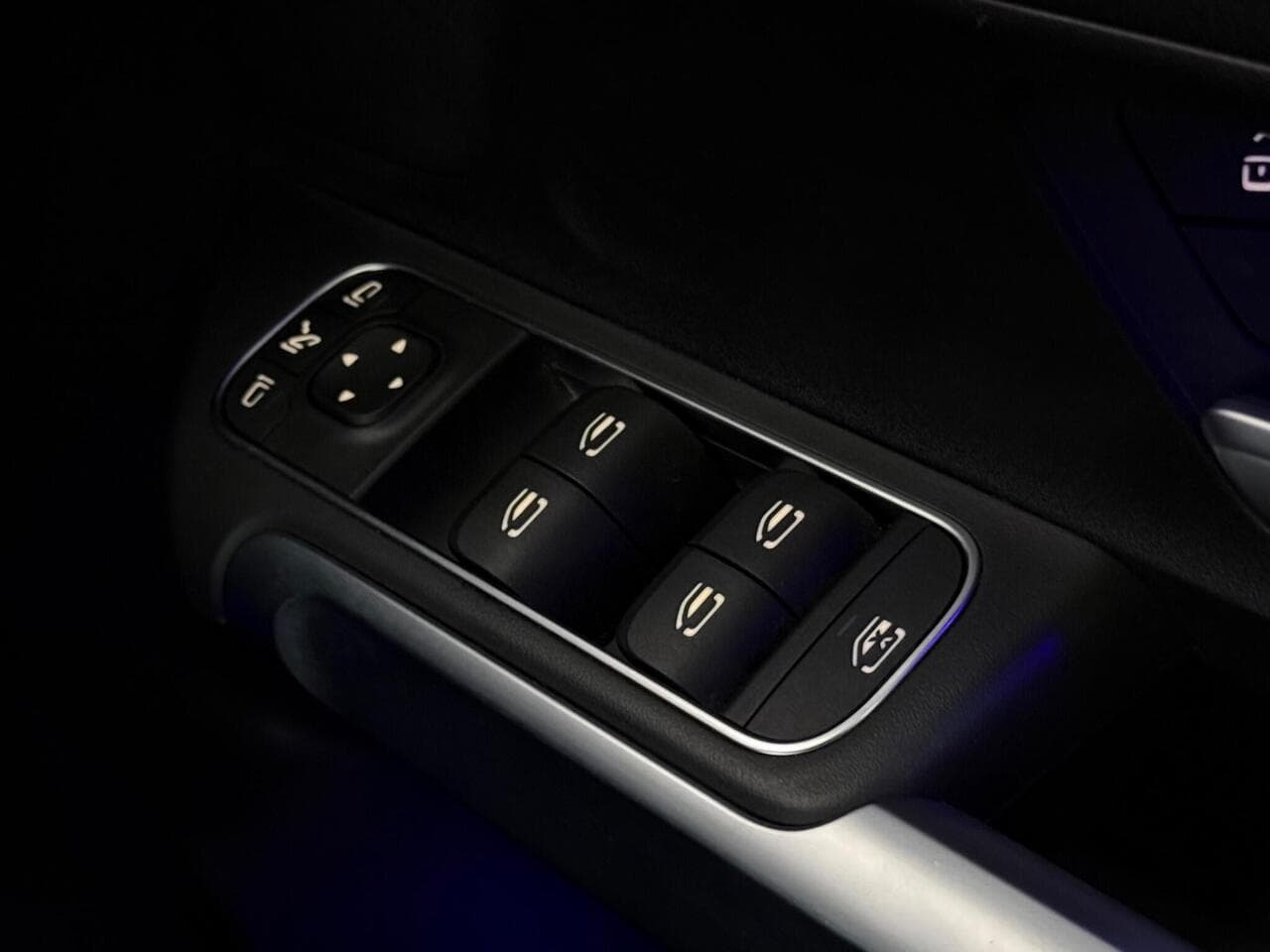 Mercedes-Benz GLB thumbnail Misc Controls