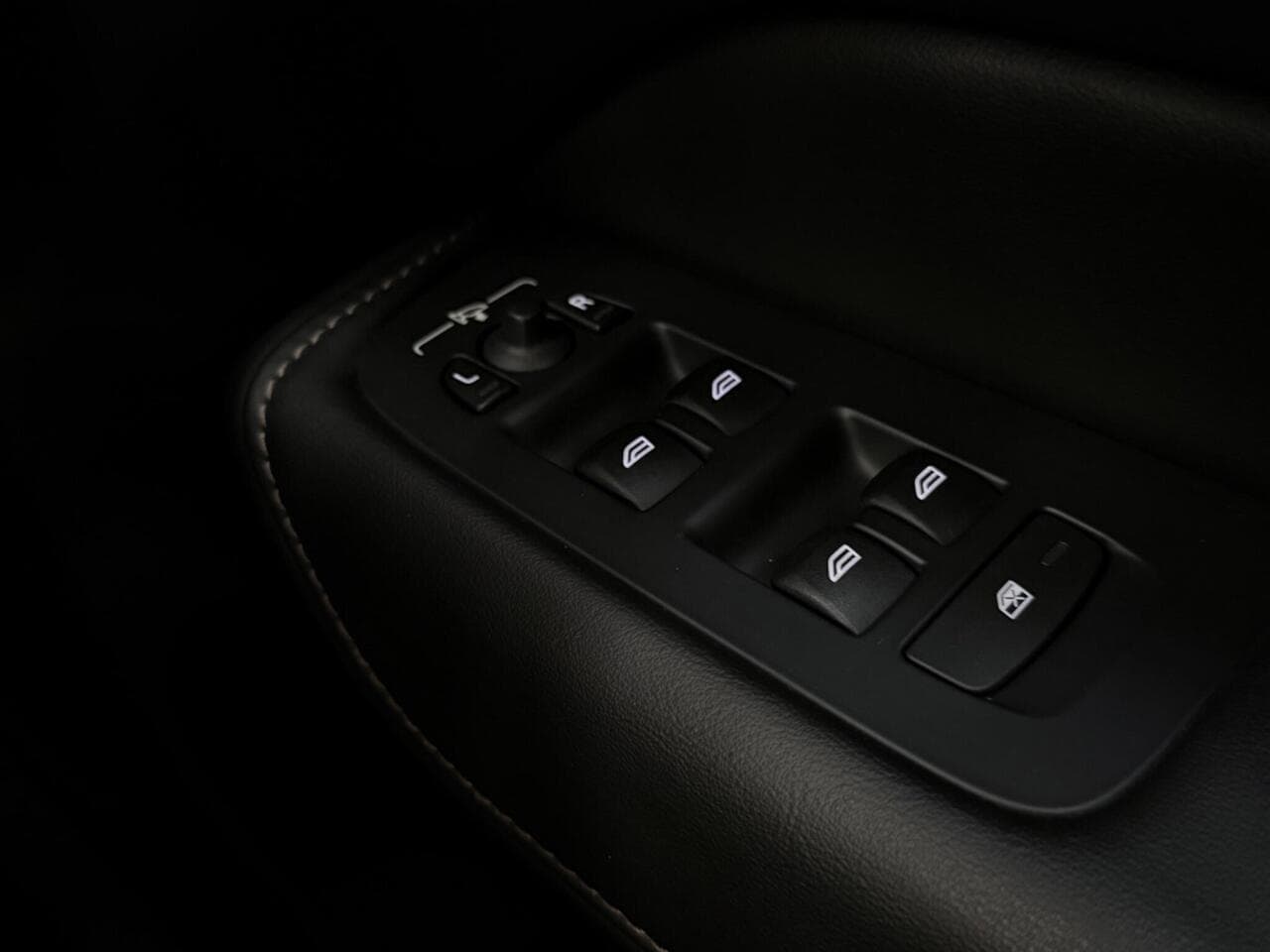 Volvo XC60 thumbnail Misc Controls
