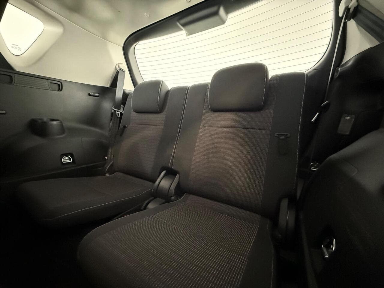 Toyota Verso thumbnail Seats Rear