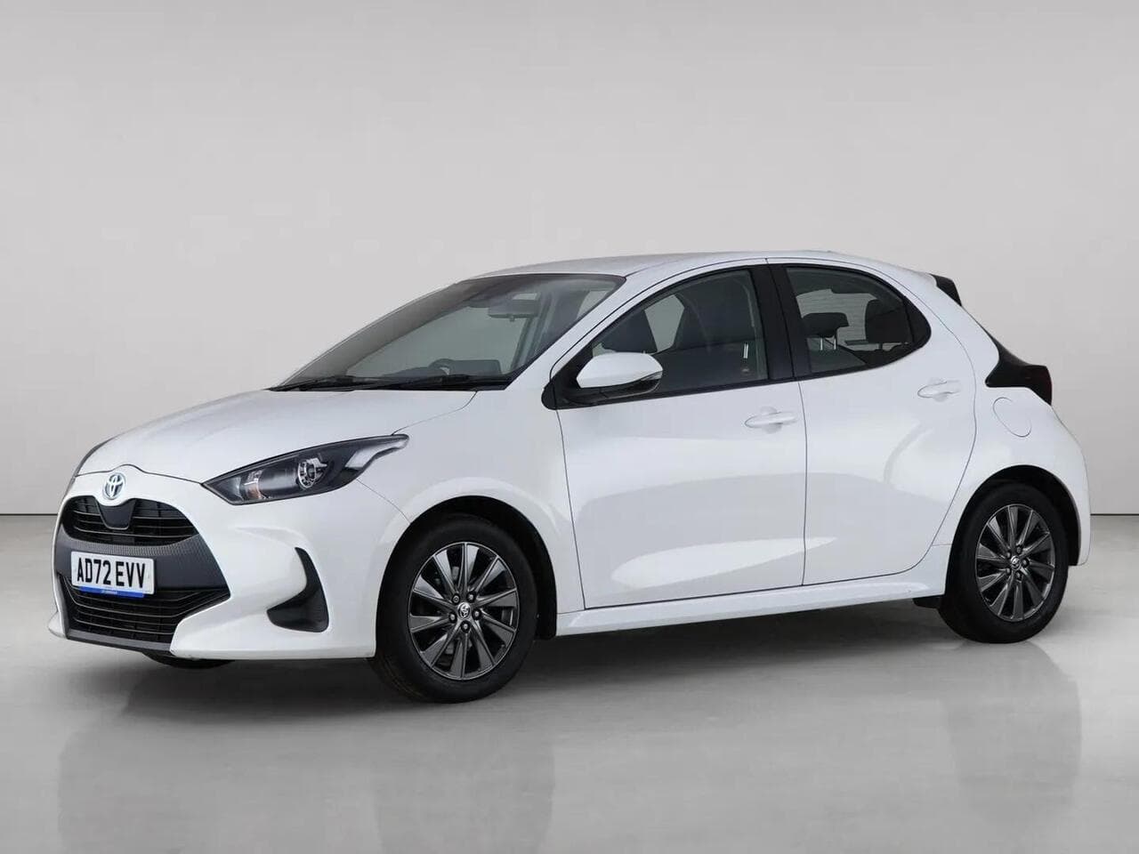 Toyota Yaris thumbnail Front Left