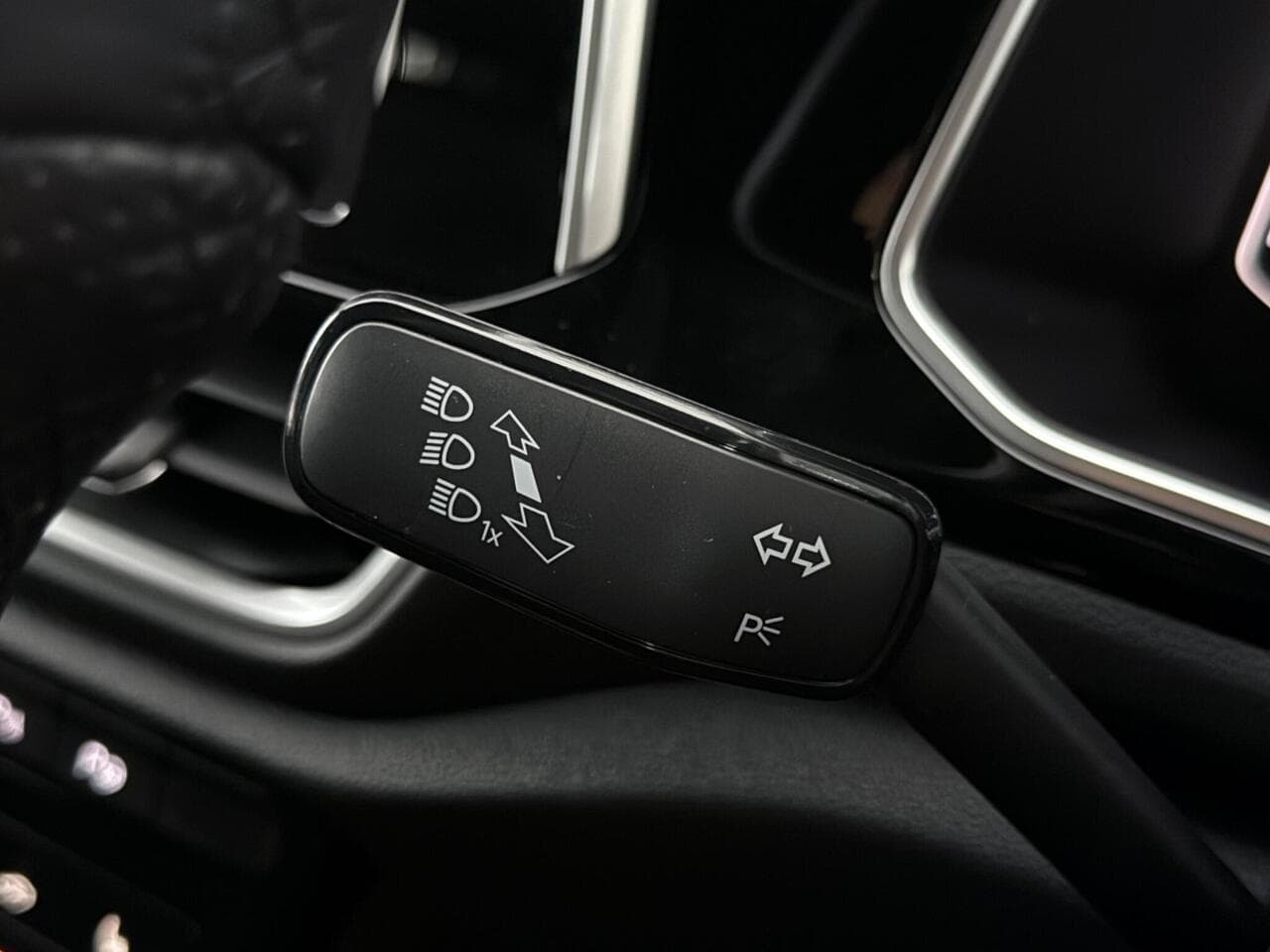 Volkswagen T-Roc thumbnail Misc Controls