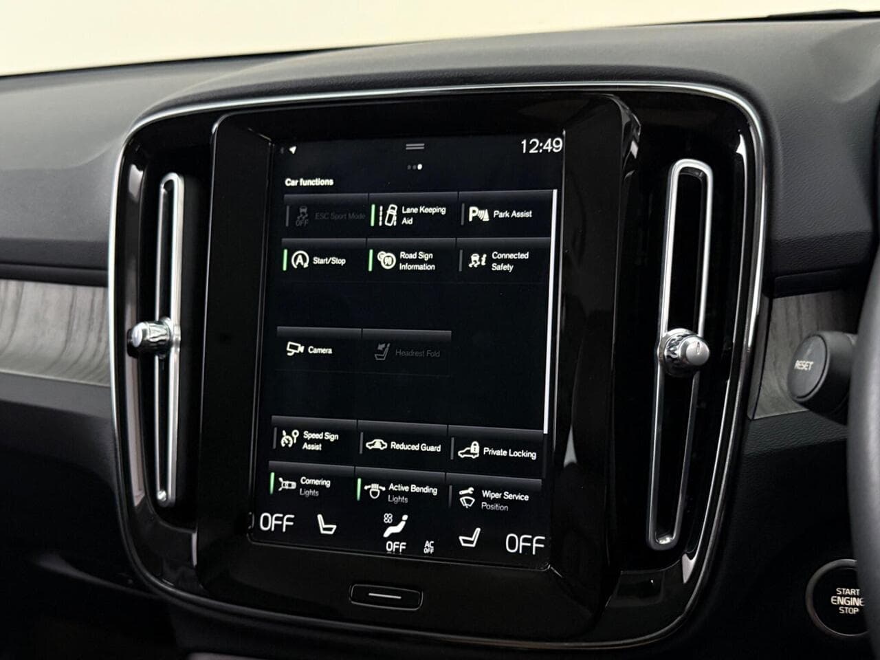 Volvo XC40 thumbnail Infotainment System