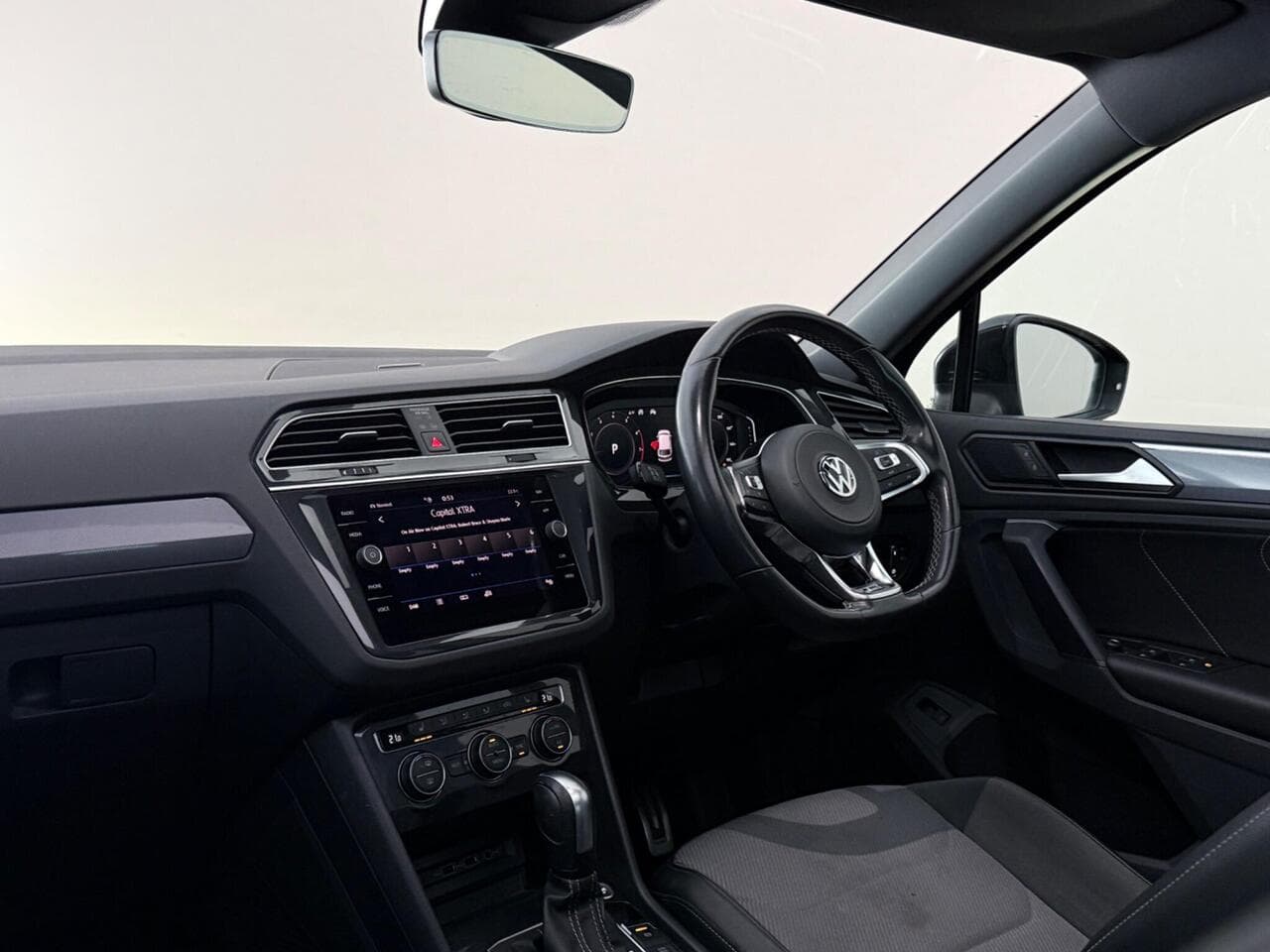 Volkswagen Tiguan thumbnail Interior Front
