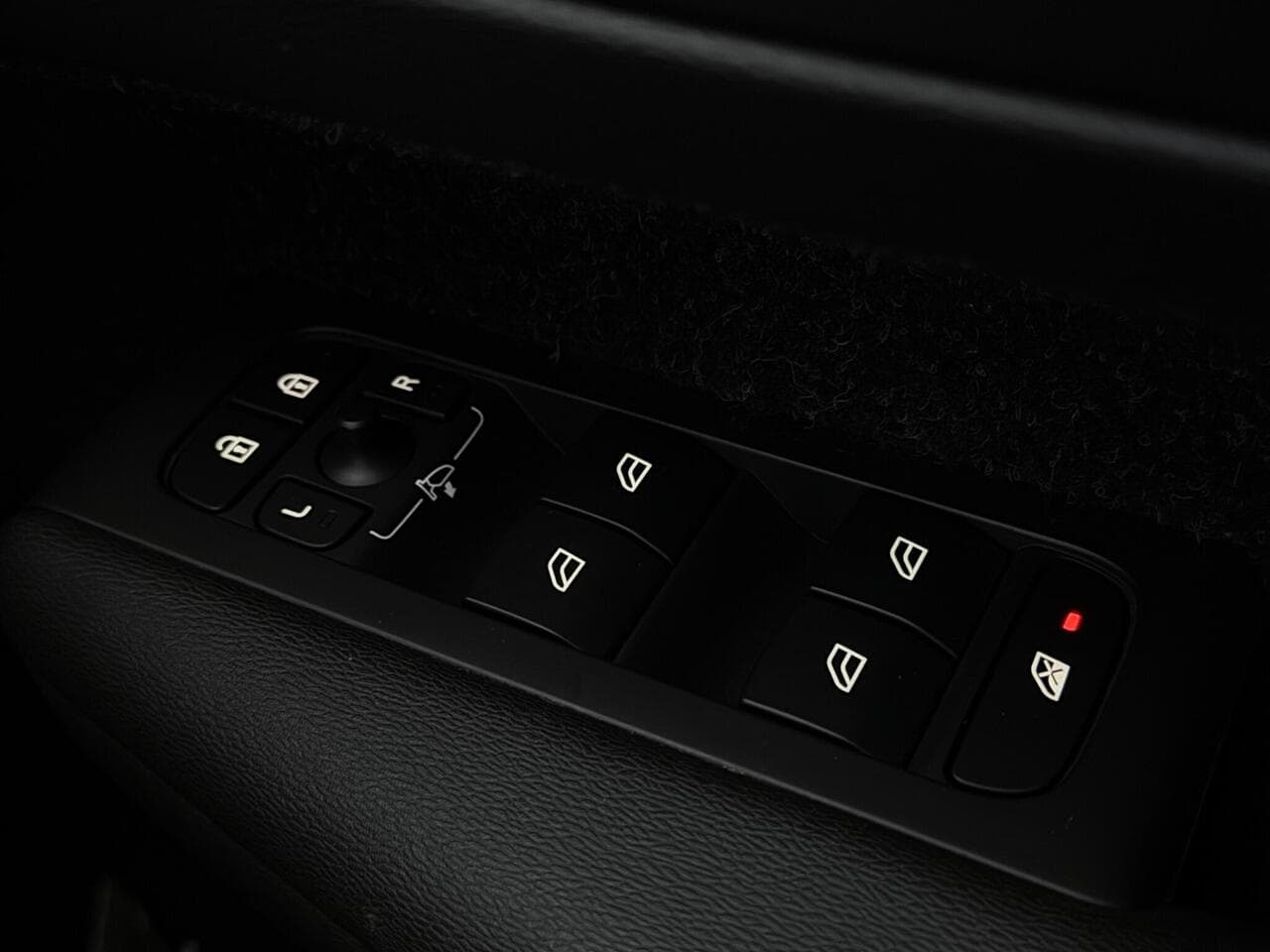 Volvo XC40 thumbnail Misc Controls