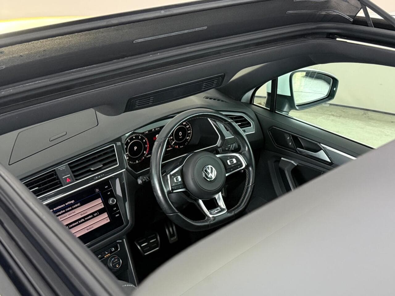 Volkswagen Tiguan thumbnail Interior Front