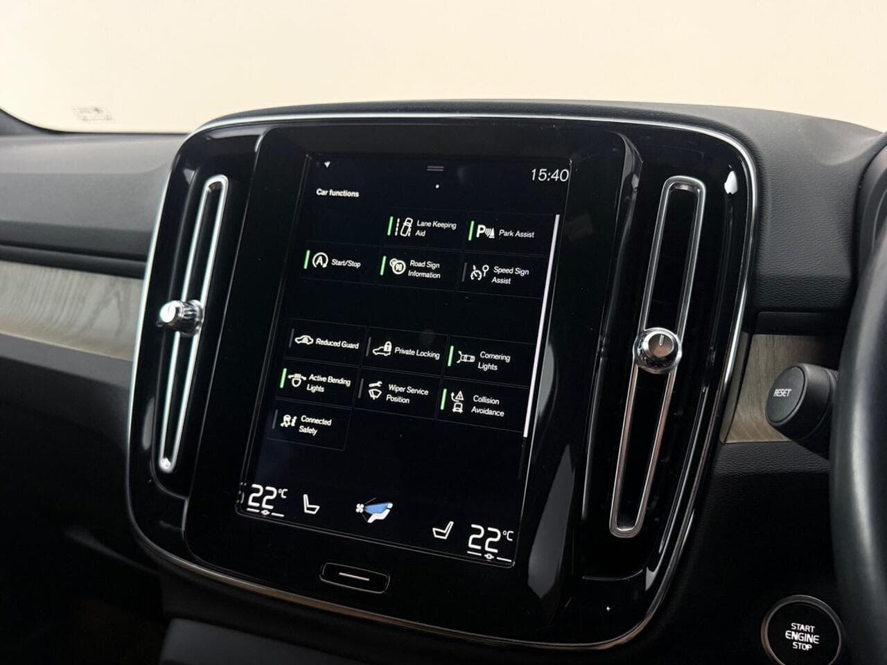Volvo XC40 thumbnail Infotainment System