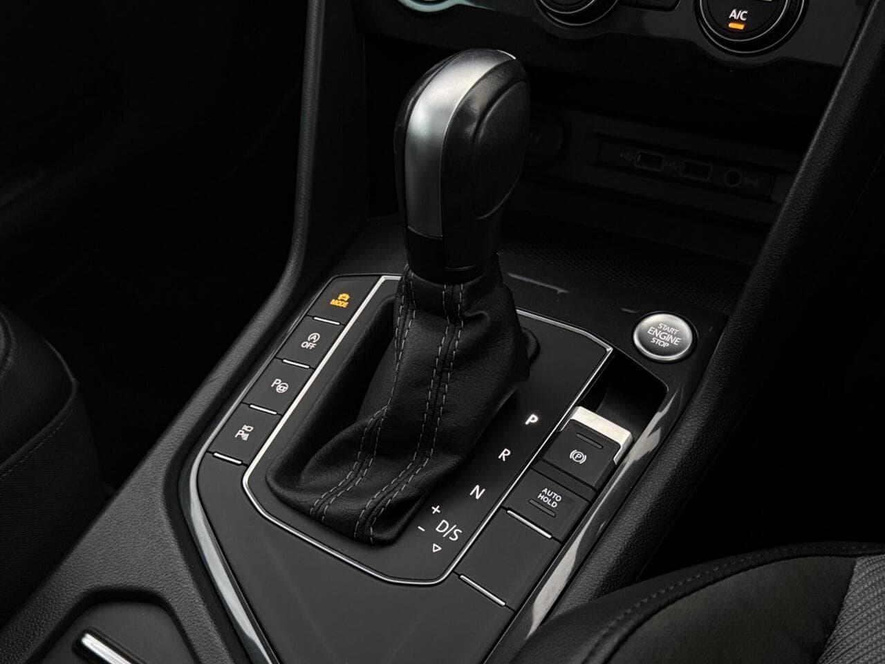 Volkswagen Tiguan thumbnail Interior Front