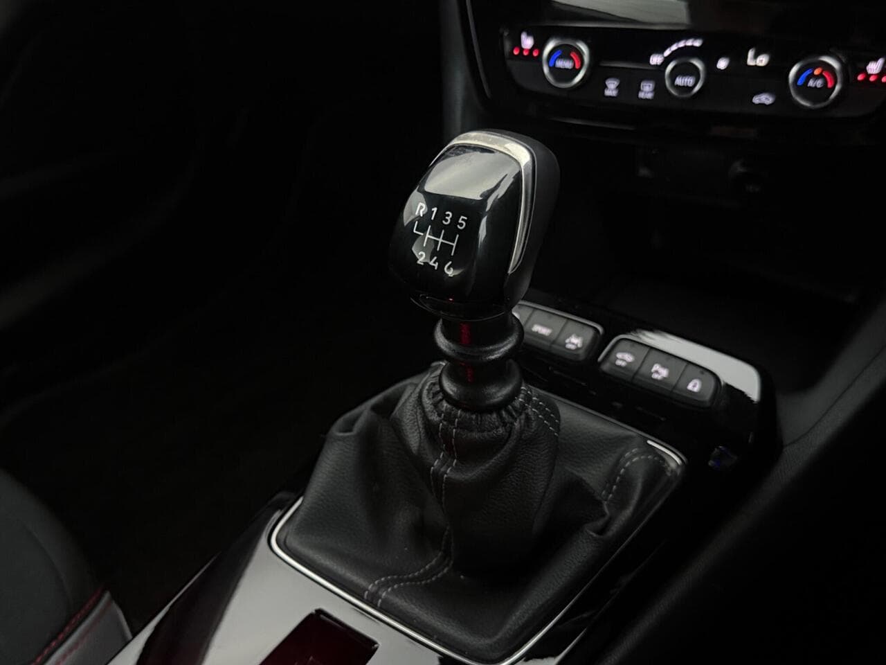Vauxhall Mokka thumbnail Interior Front