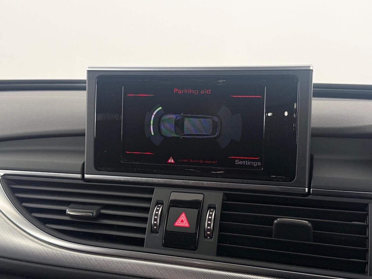 Audi A6 Avant thumbnail Infotainment System