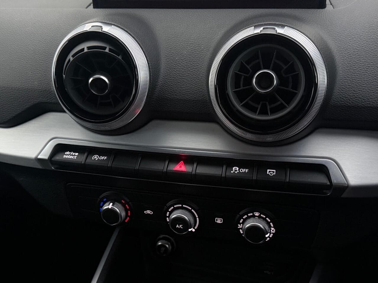 Audi Q2 thumbnail Interior Front