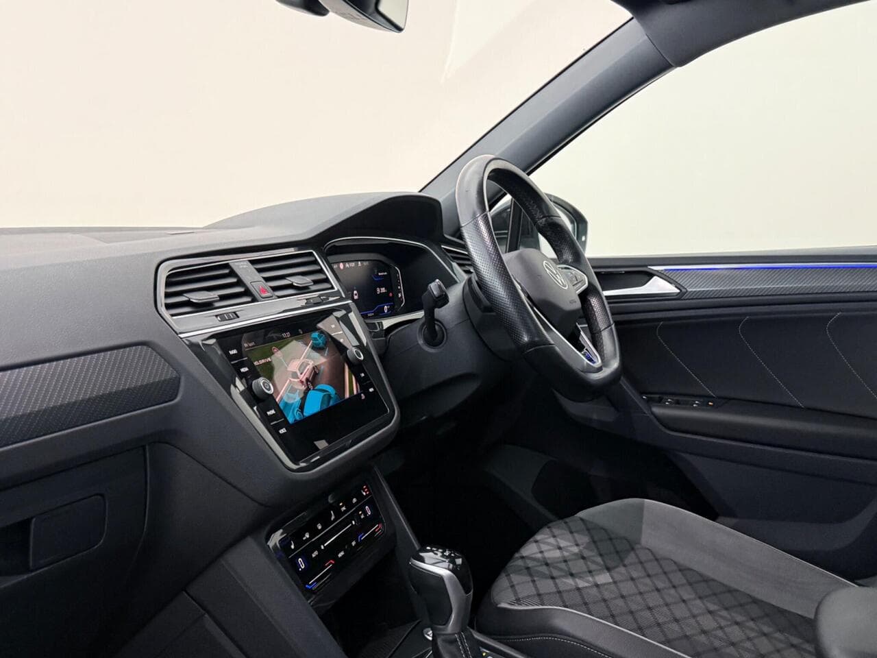Volkswagen Tiguan thumbnail Interior Front