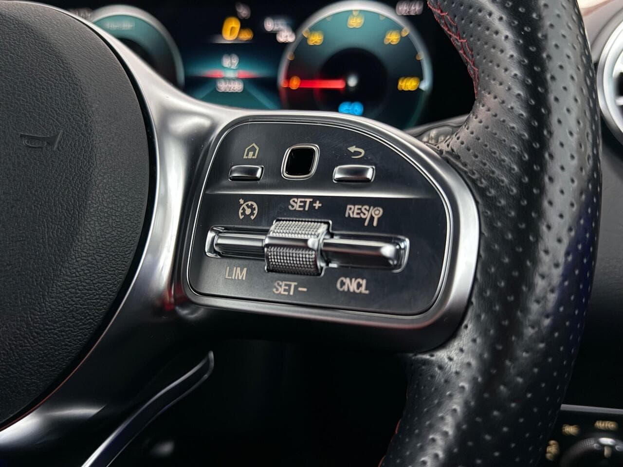 Mercedes-Benz EQB thumbnail Misc Controls