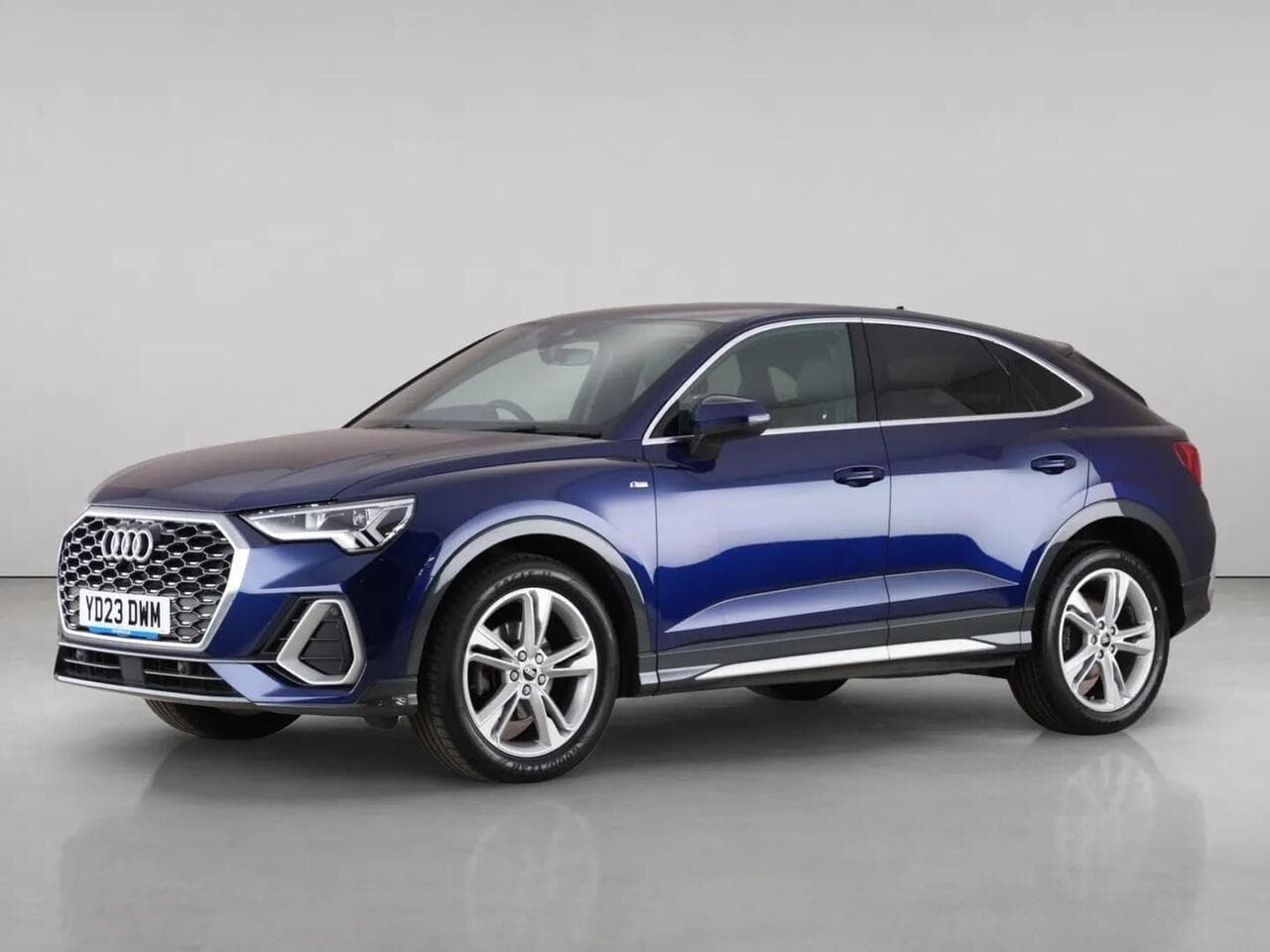 Audi Q3 thumbnail Front Left
