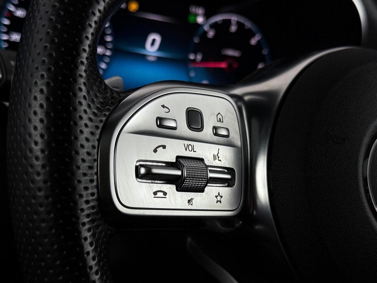 Mercedes-Benz GLC thumbnail Misc Controls