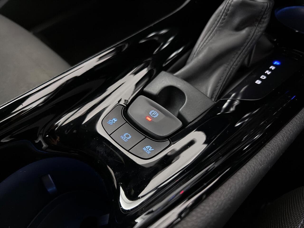Toyota C-HR thumbnail Interior Front