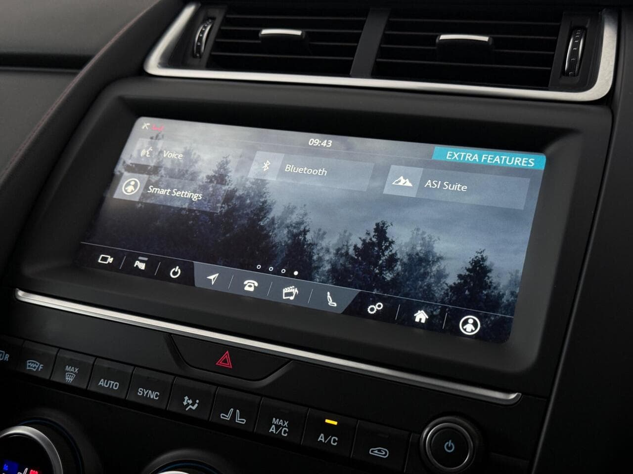Jaguar E-PACE thumbnail Infotainment System