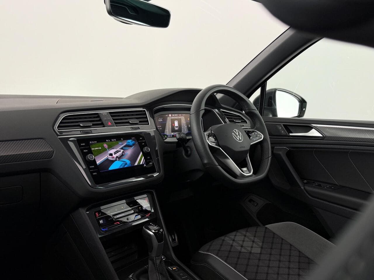 Volkswagen Tiguan thumbnail Interior Front