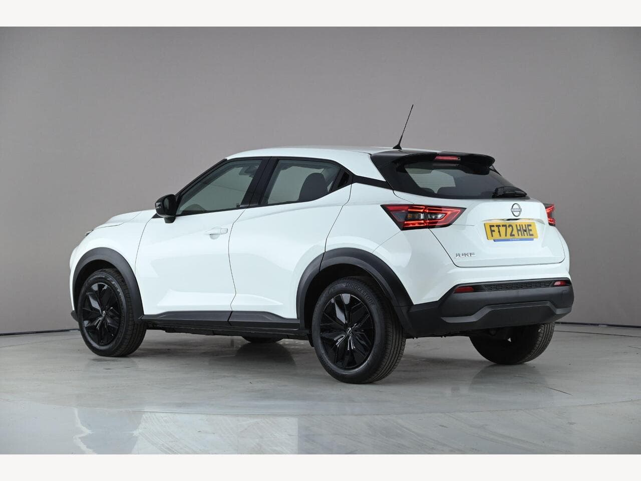 Nissan Juke thumbnail Rear Left
