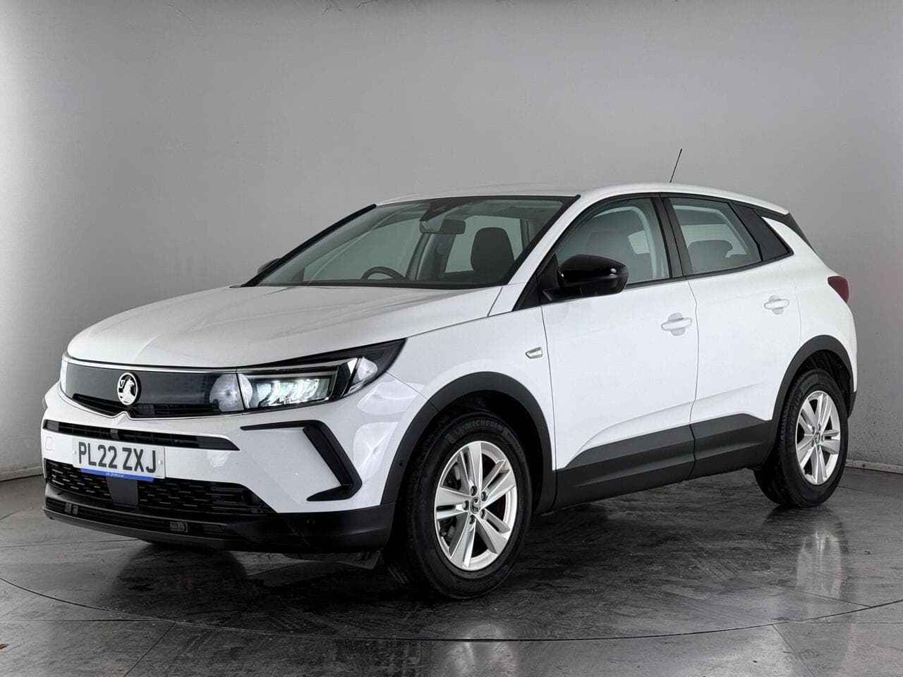 Vauxhall Grandland thumbnail Front Left