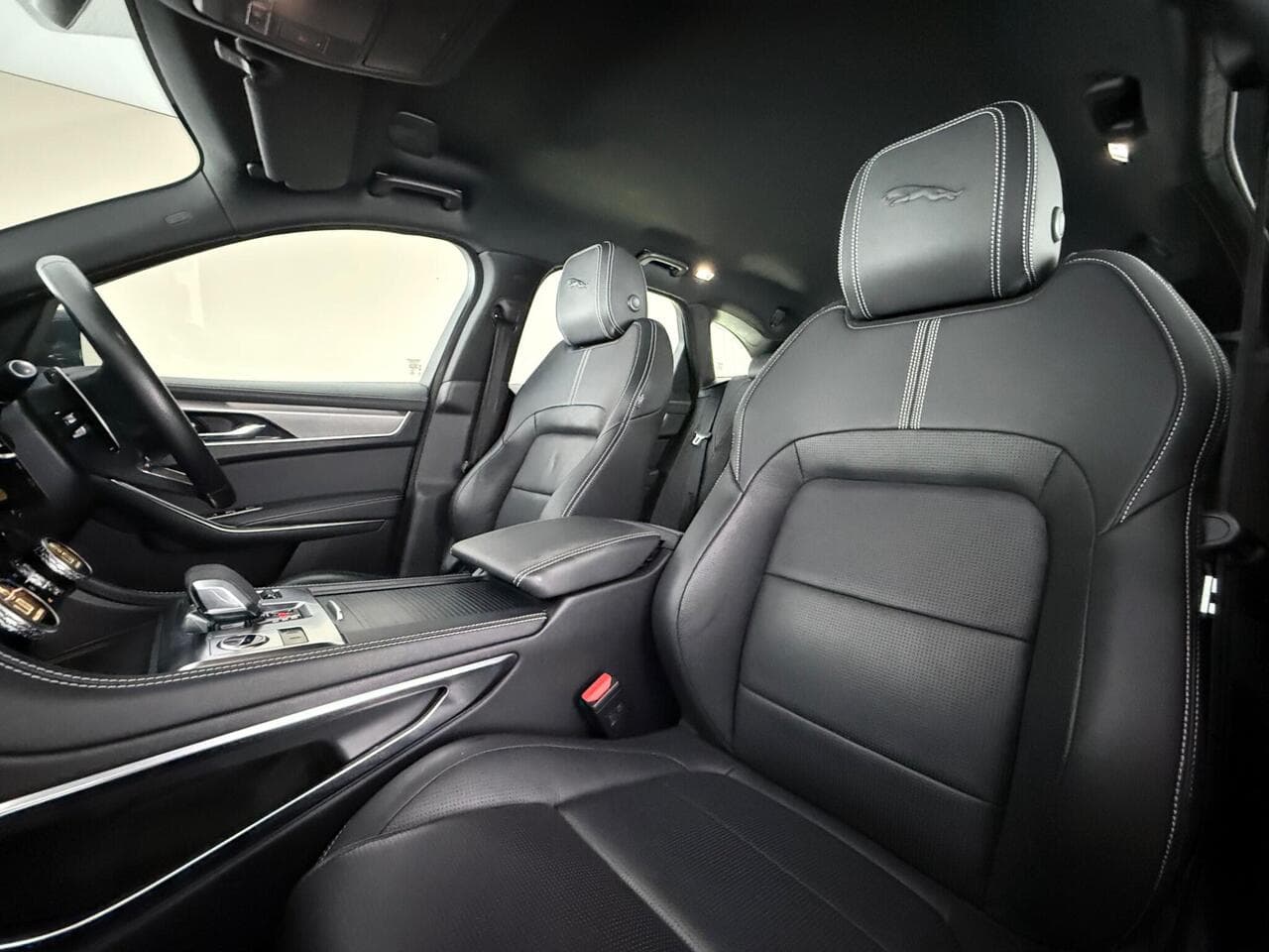 Jaguar F-PACE thumbnail Seat Front Passenger