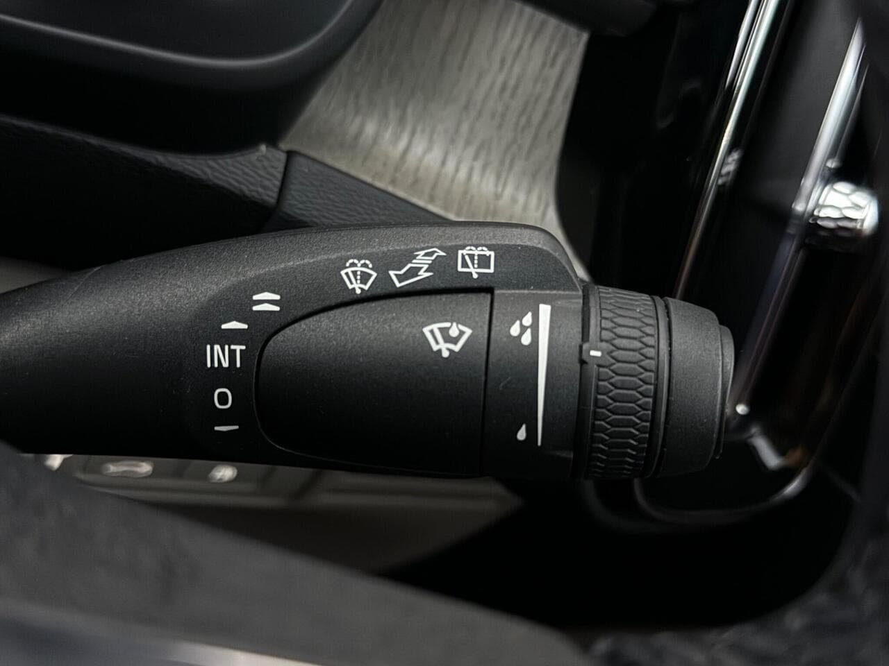 Volvo XC40 thumbnail Misc Controls