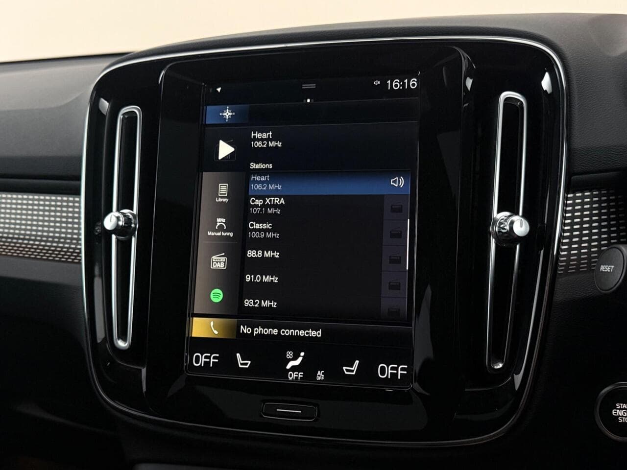 Volvo XC40 thumbnail Infotainment System