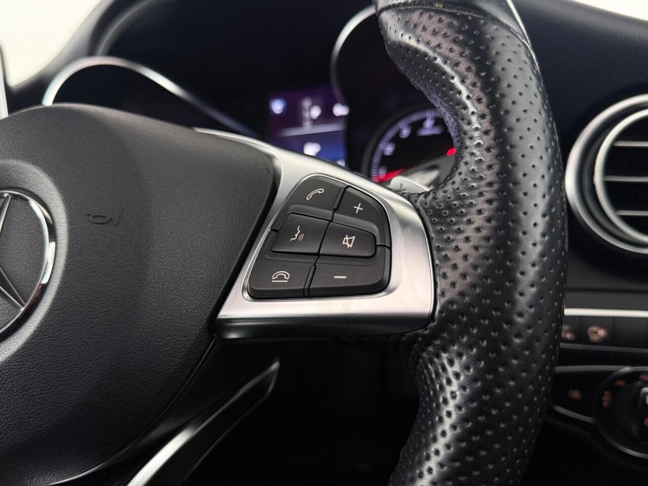 Mercedes-Benz GLC thumbnail Misc Controls