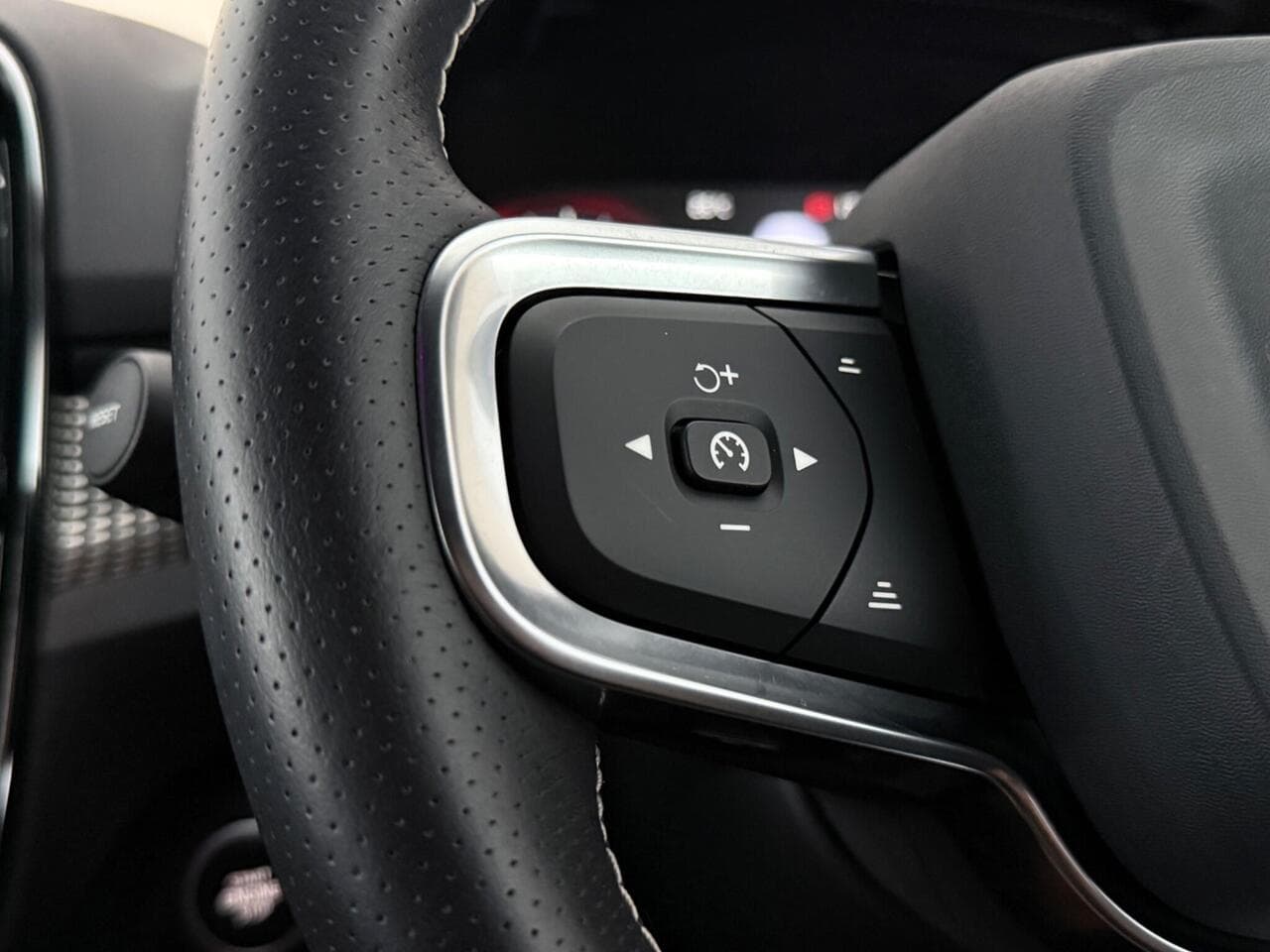 Volvo XC40 thumbnail Misc Controls