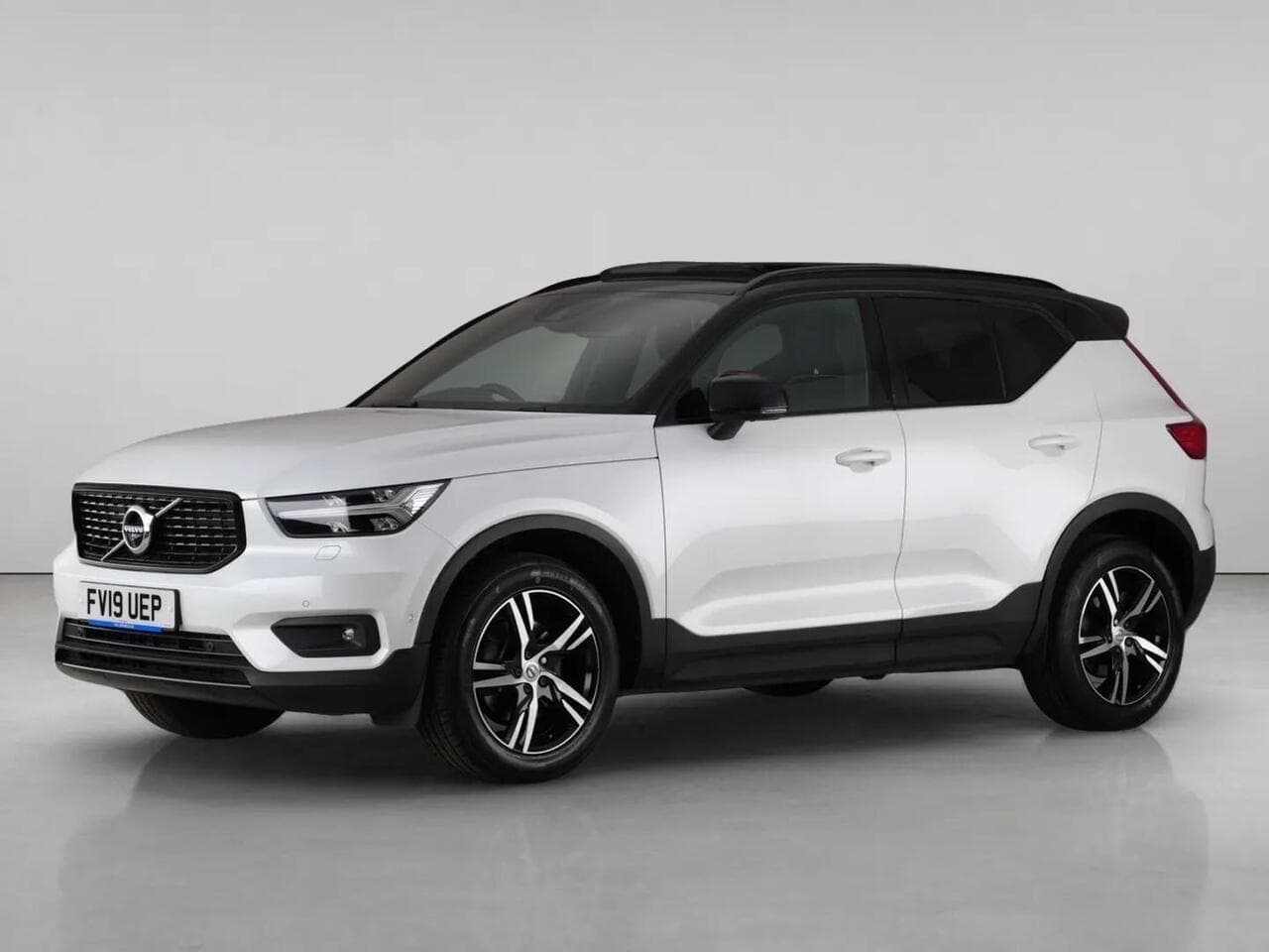 Volvo XC40 thumbnail Front Left