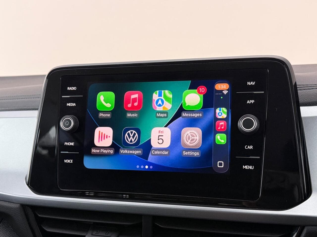 Volkswagen T-Roc thumbnail Infotainment System